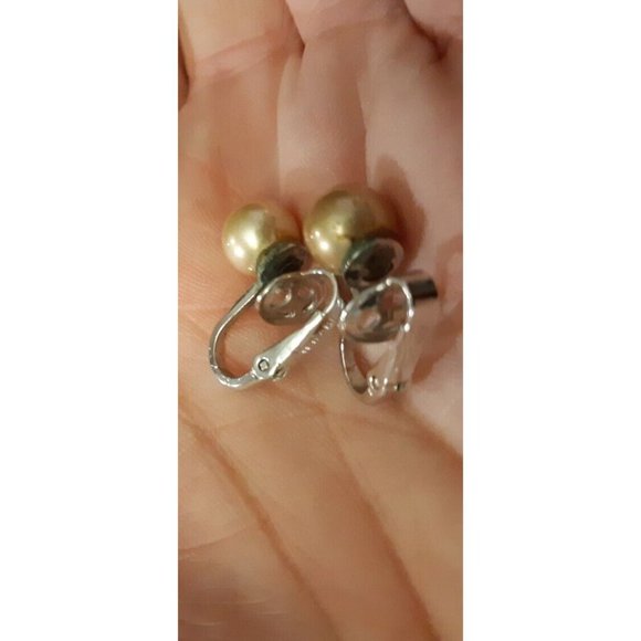 Vintage Trifari Faux Pearl Clip On Earrings - Picture 8 of 8